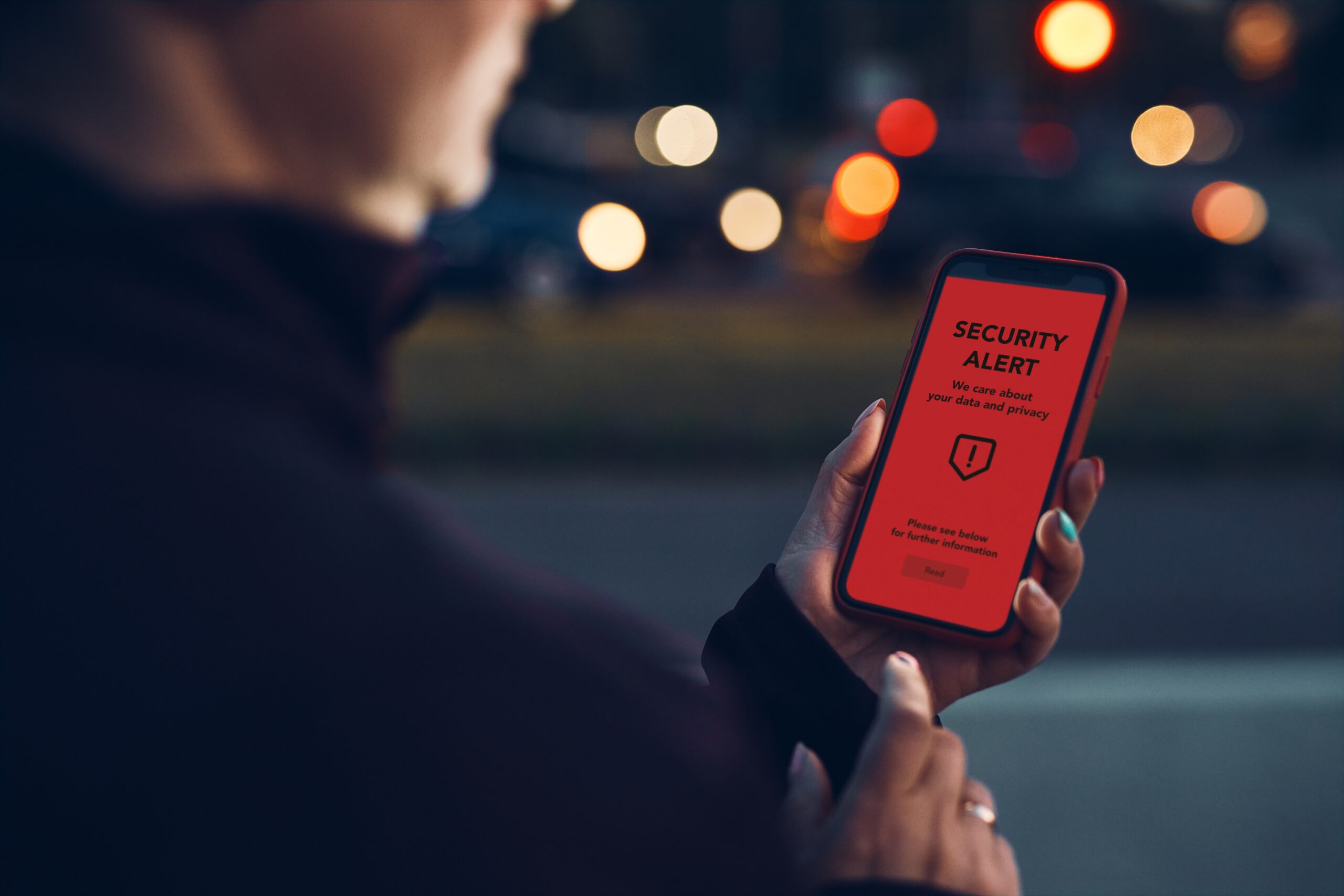 Mujer con smartphone en la mano y un alerta del antivirus en la pantalla