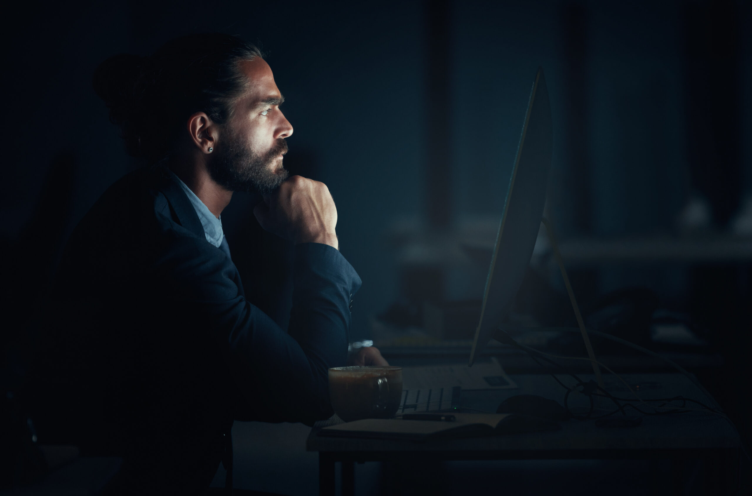 Hombre mirando un monitor mientras utiliza sandbox en ciberseguridad